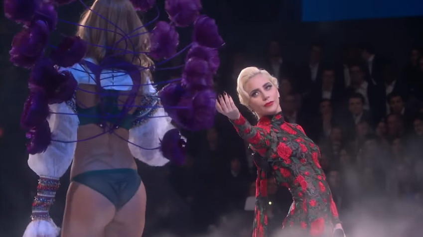 Lady Gaga chante au show de Victoria Secret 2016